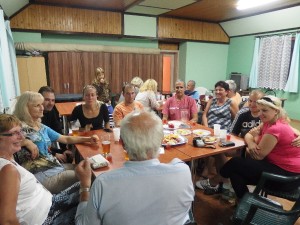 Zepředu a doleva po směru hod.ručiček: Ing.Václav Napoleon Srb,MUDr.Eva Josefína Syslová, Jana H. Svobodová, Martin Jurica,Lea a Jan Čechovi,Miloš a Jarmila Solovští,přítel a Ing.Alena Stejskalová (fotí Ing.Eva Srbová-prázdná židle) Řásná u Telče - klub.v.SIK
