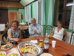 Zleva: Ing.Eva Srbová (fotografka horního snímku, Ing. Václav Napoleon Srb, MUDr.Eva Josefína Syslová. Fotím já! :) - Krásní a milí lidičky, mám je moc ráda! rasna-2016-006.jpg