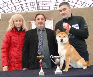 Zleva: chovatelka - já, rozhodčí Ing. Jančík, maj. Libor Martínek KIOKO Prima Nova - Klubový vítěz ml. 2016